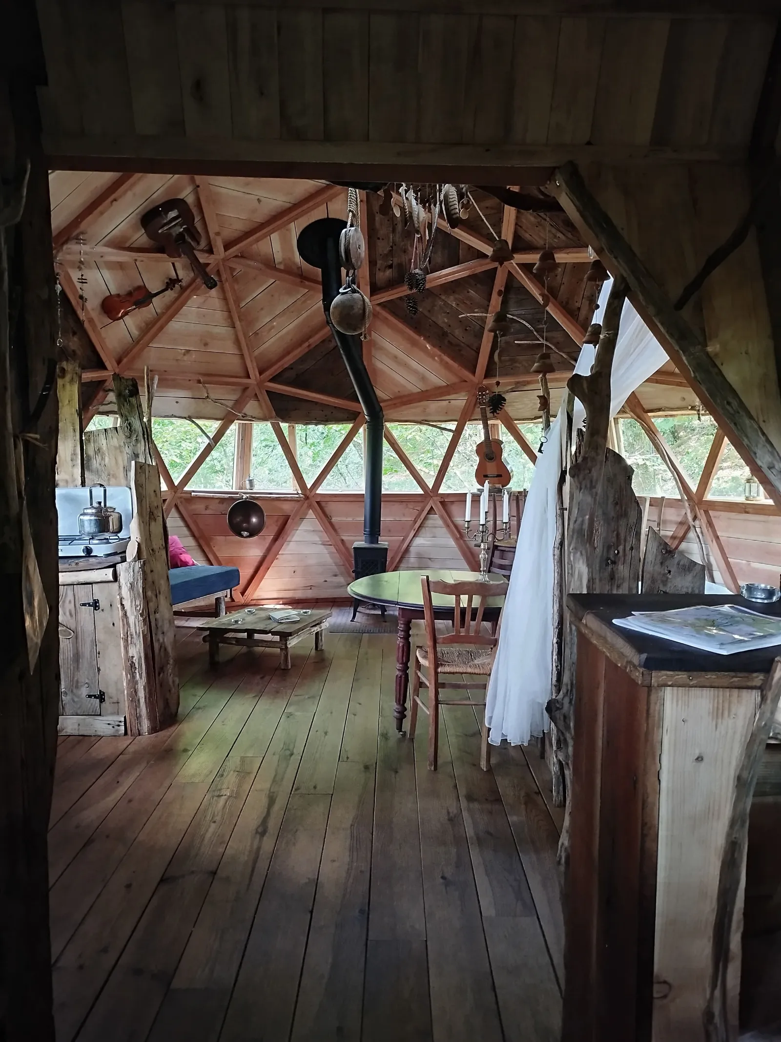 Cabane de Séléné, cabane sur pilotis à Sexcles