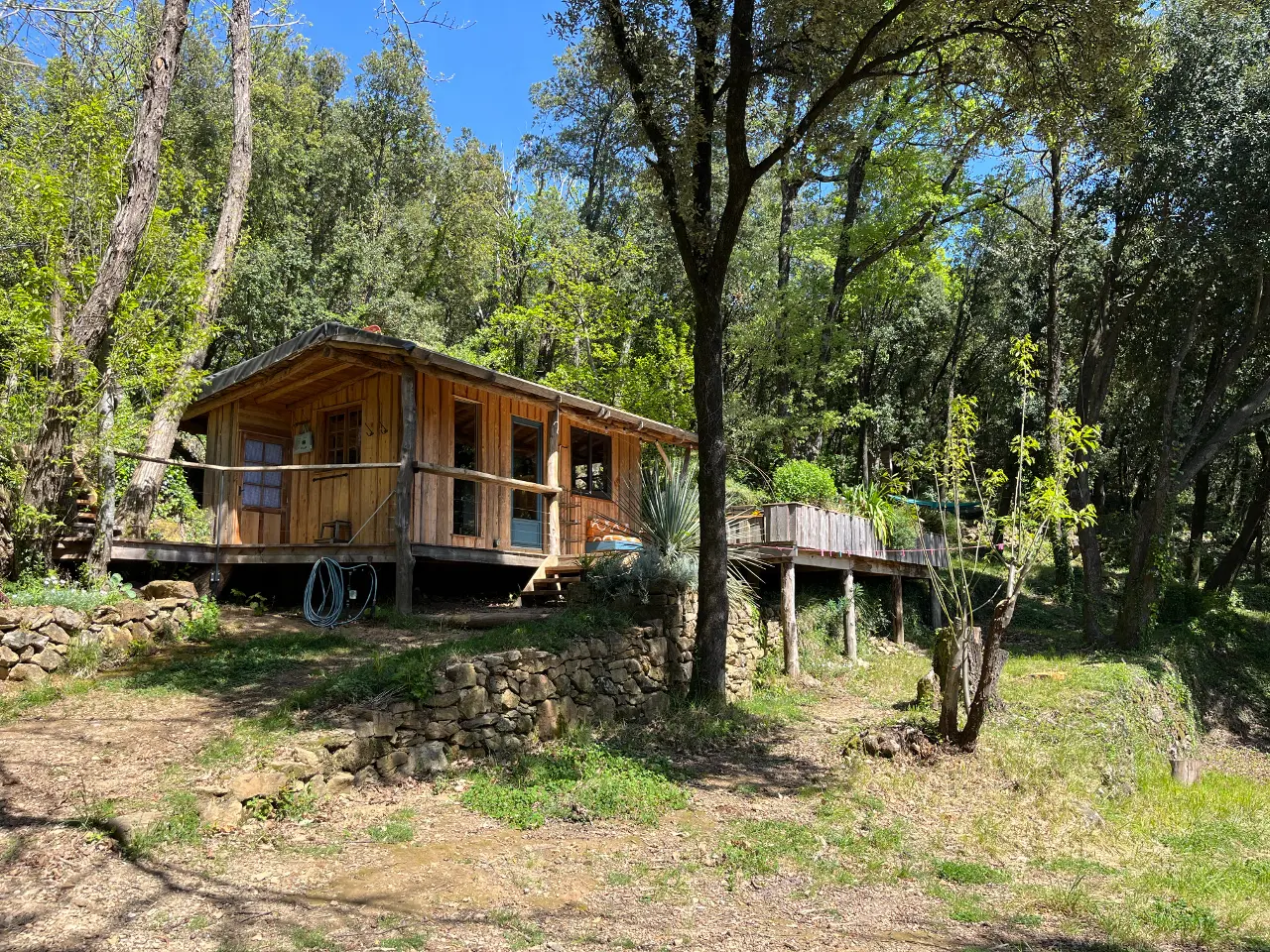 Cabane de Théa et Nino, cabane au sol à Roquedur