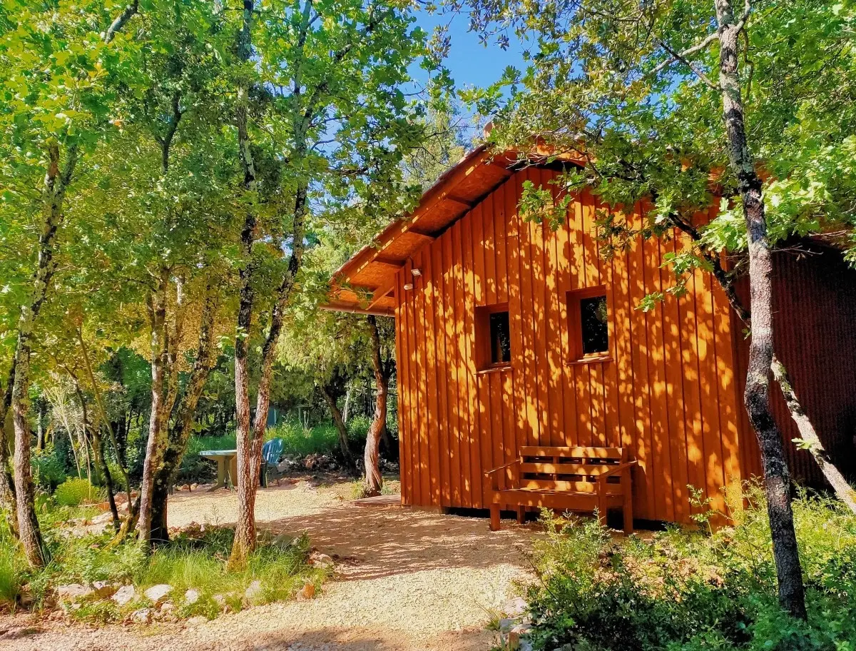 Cabane des 1000 Pailles, cabane au sol à Labastide-de-Virac