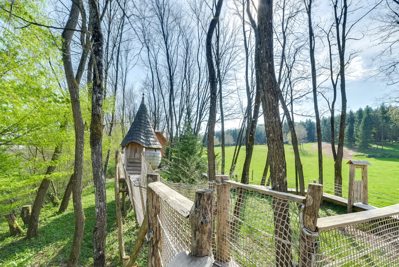 Cabane des Acacias, cabane sur pilotis à Corcelle-Mieslot