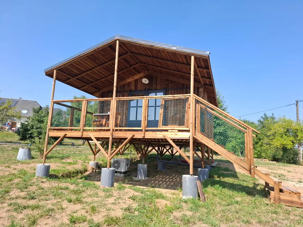 Cabane des Arts, cabane sur pilotis à Sadroc