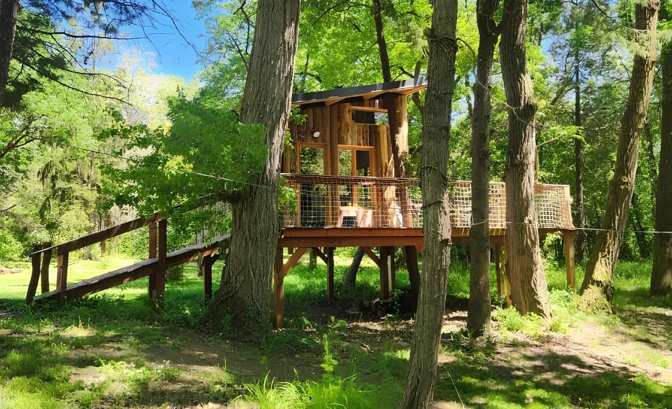 Cabane des bords d'Ariège, cabane dans les arbres à Grépiac