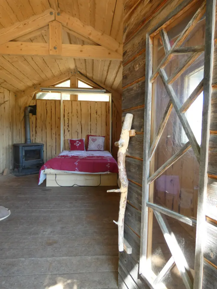 Cabane des chiens de traîneau, cabane au sol à Lamoura