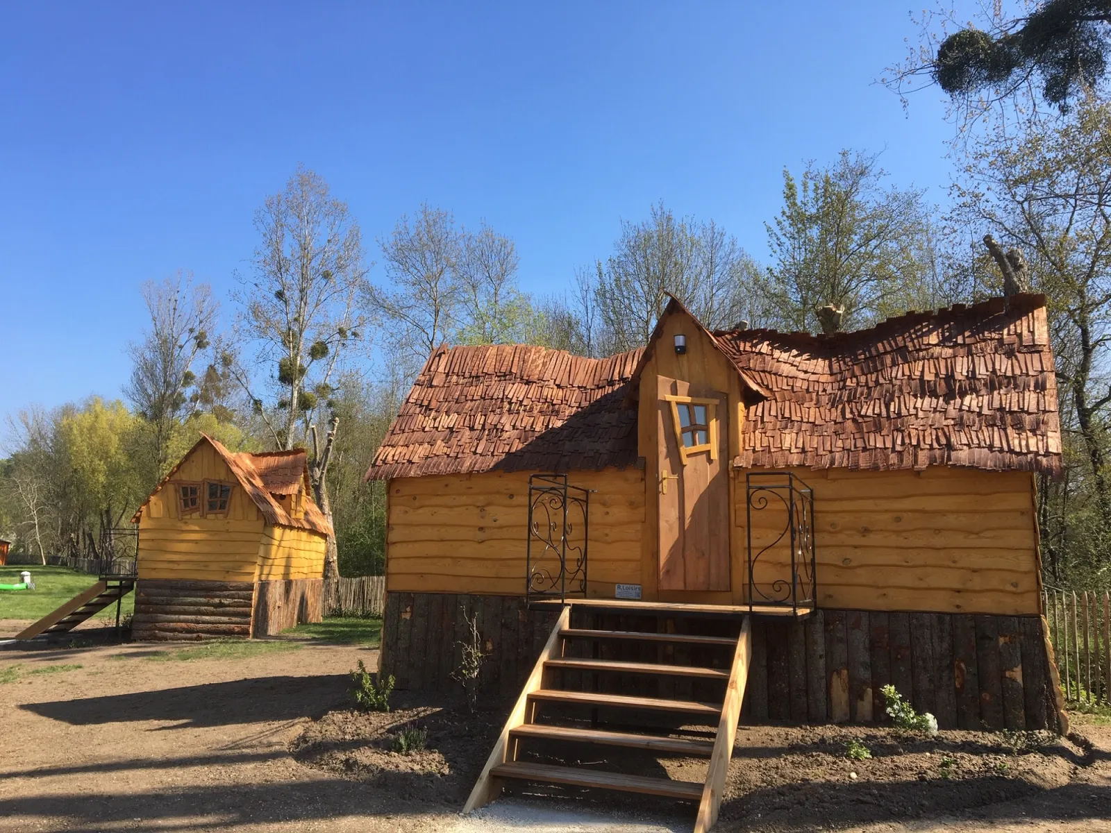 Cabane des contes, cabane au sol à Angé