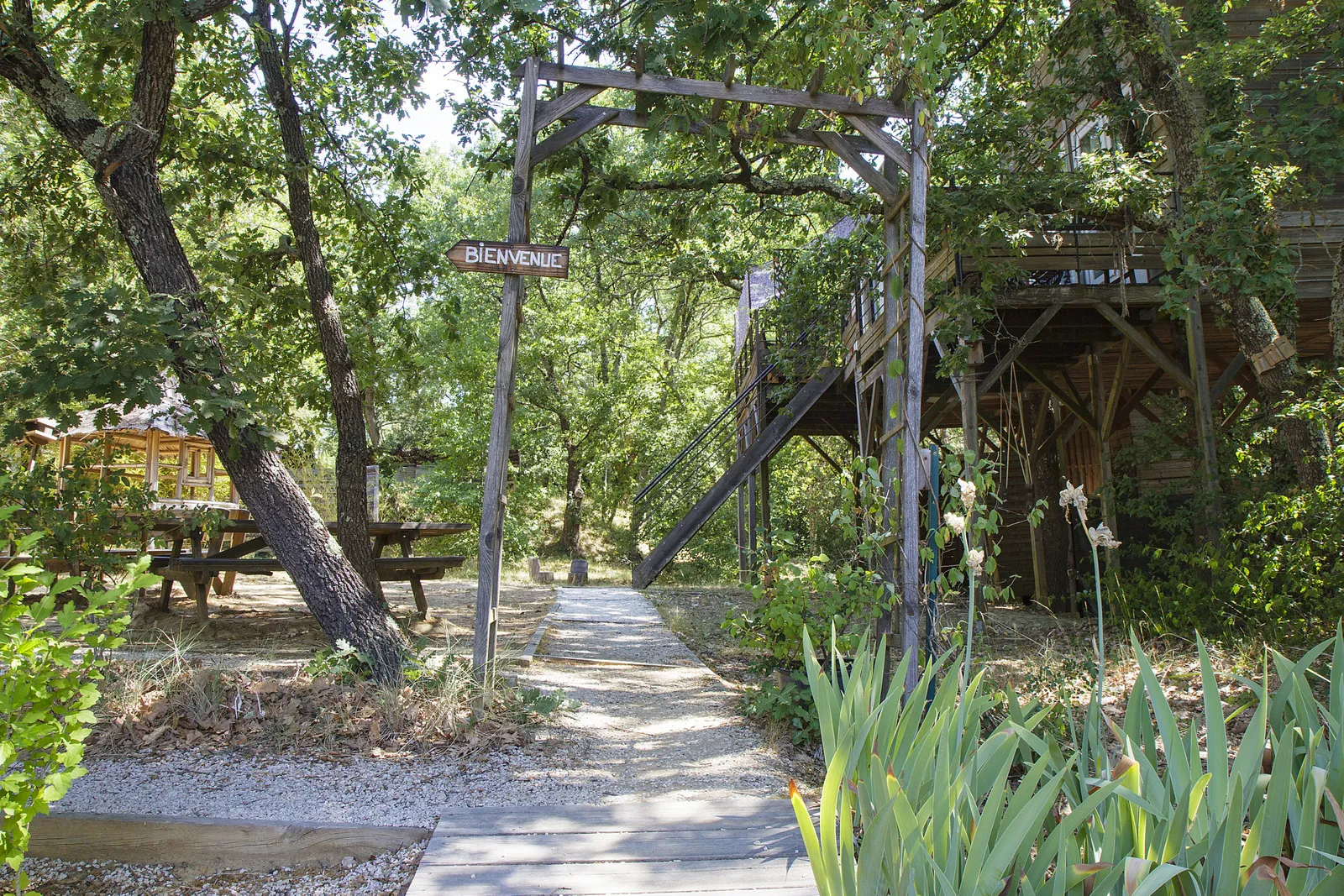 Cabane des Écureuils Amoureux, cabane dans les arbres à Barjac