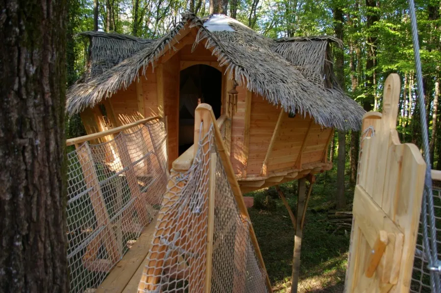 Cabane des Écureuils, cabane dans les arbres à Magné