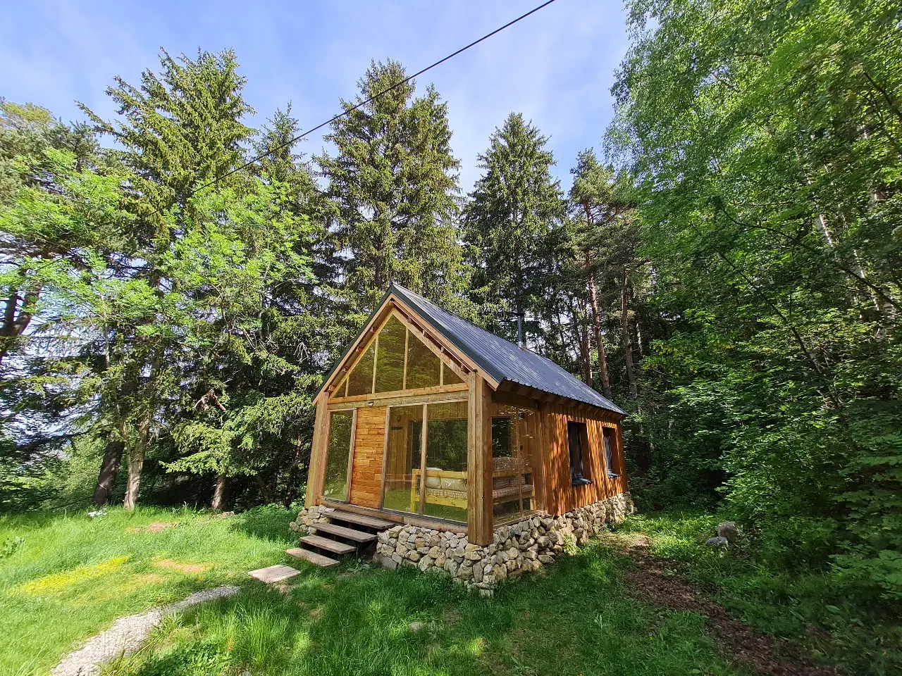 Cabane des Écureuils, cabane au sol à Seyne