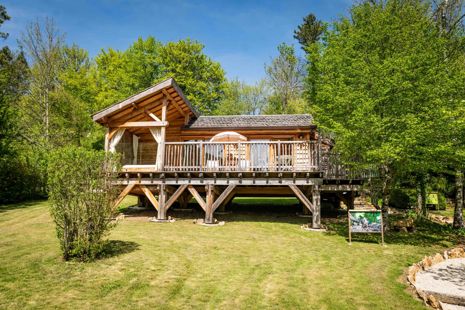 Cabane des Écus d'Or, cabane sur pilotis à La Bussière-sur-Ouche