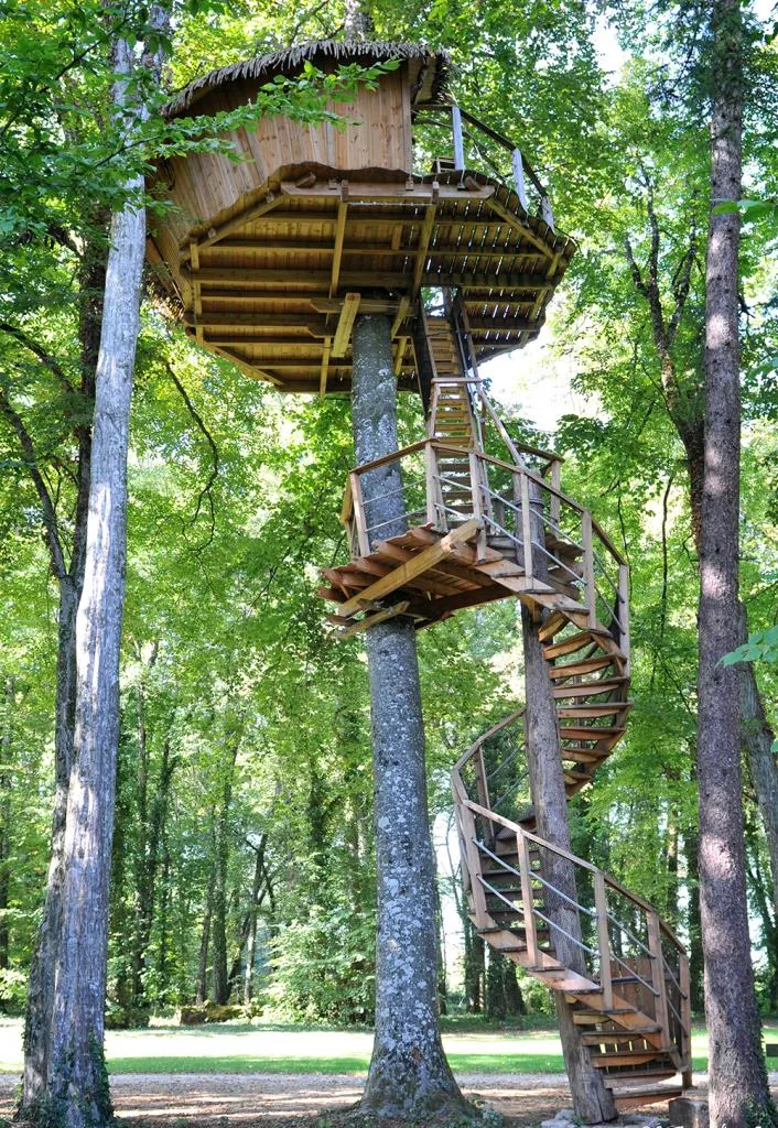 Cabane des Lémuriens, cabane dans les arbres à Magné