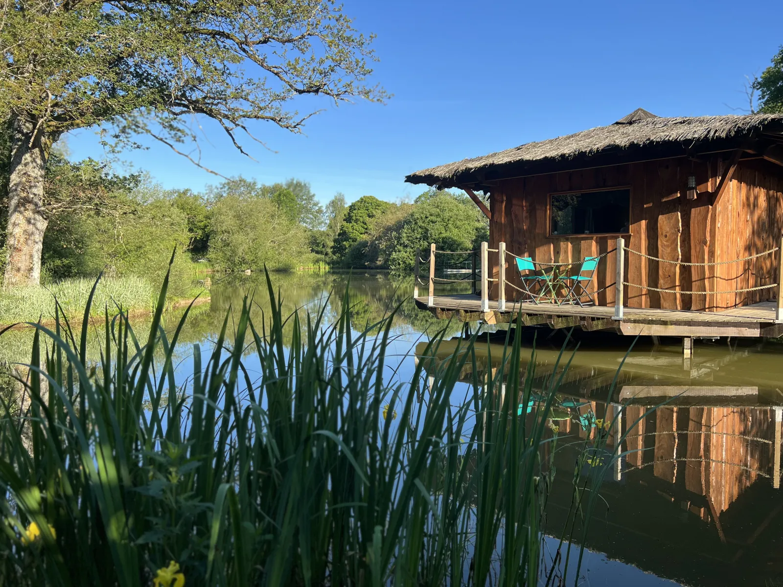 Cabane des Tourtereaux, cabane sur l'eau à Roches