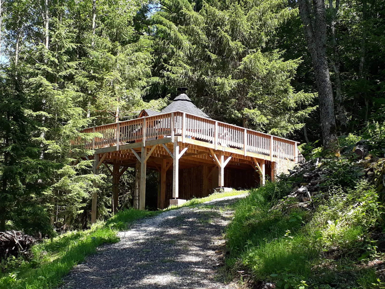 Cabane des Trappeurs, cabane sur pilotis à Cheylade