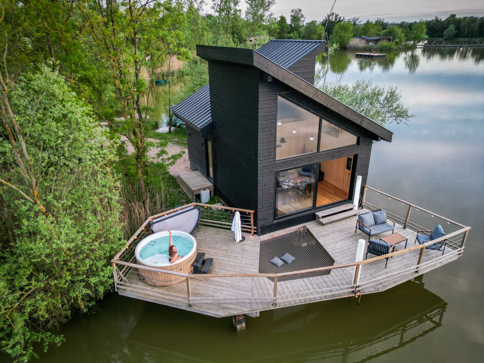 Cabane Design, cabane sur l'eau à Bâgé-Dommartin