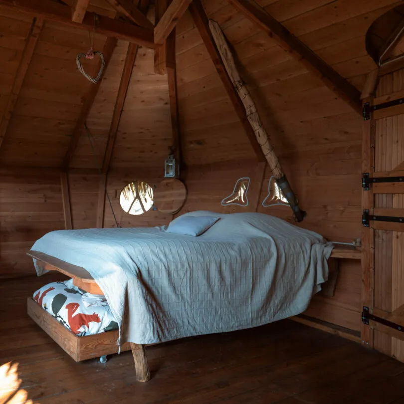 Cabane Drakkar à Saint-Germain-des-Essourts, photo 2