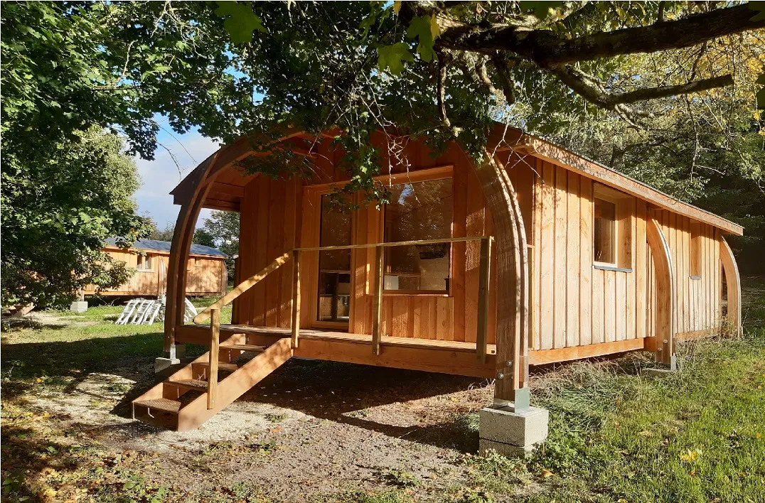 Cabane du Bosquet, cabane au sol à Charnizay