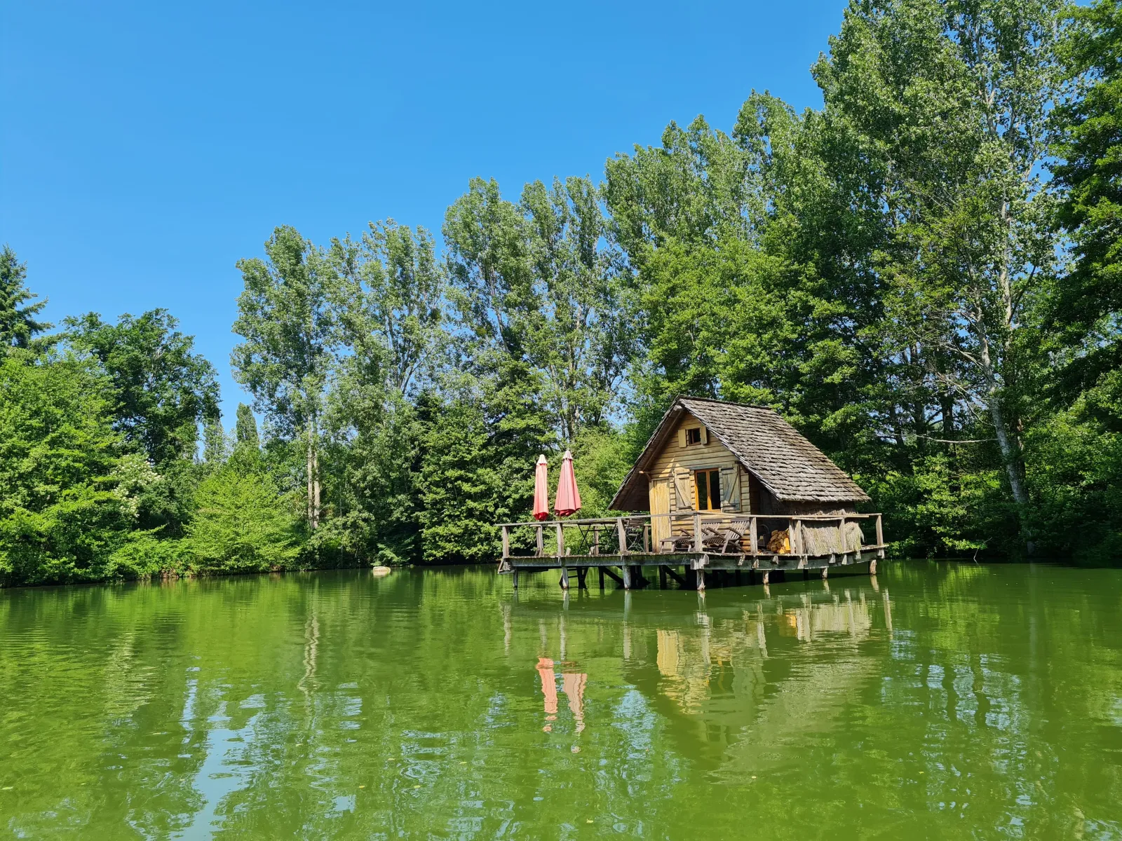 Cabane du Bout du Monde, cabane sur l'eau à Saint-Didier-sur-Arroux