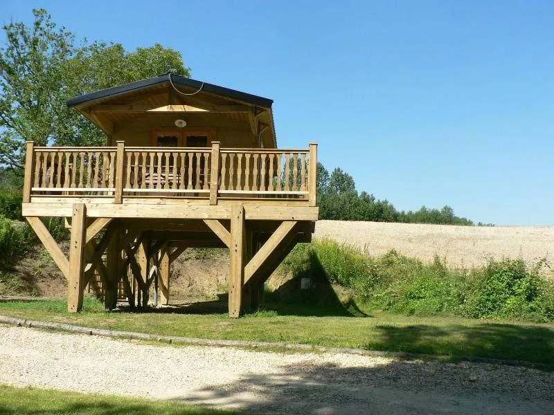 Cabane du Chasseur, cabane sur pilotis à Cessières-Suzy