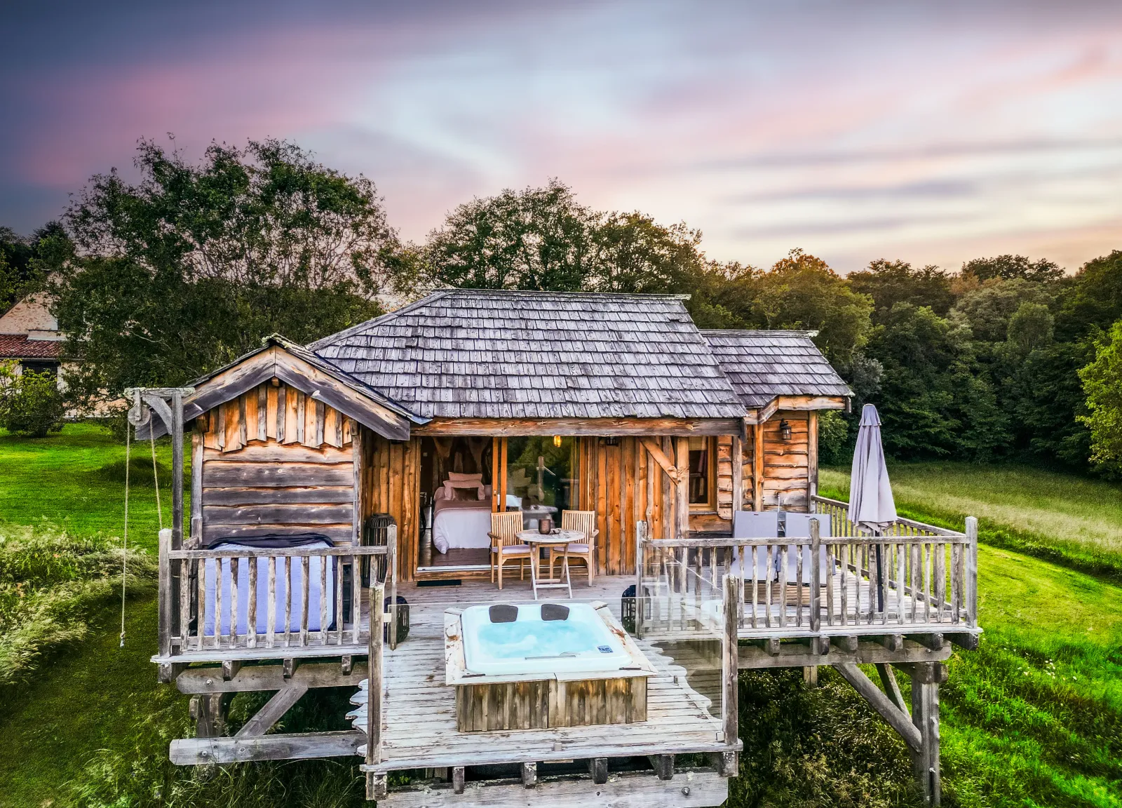 Cabane du Grand Chêne, cabane sur pilotis à Saint-Martin-des-Combes