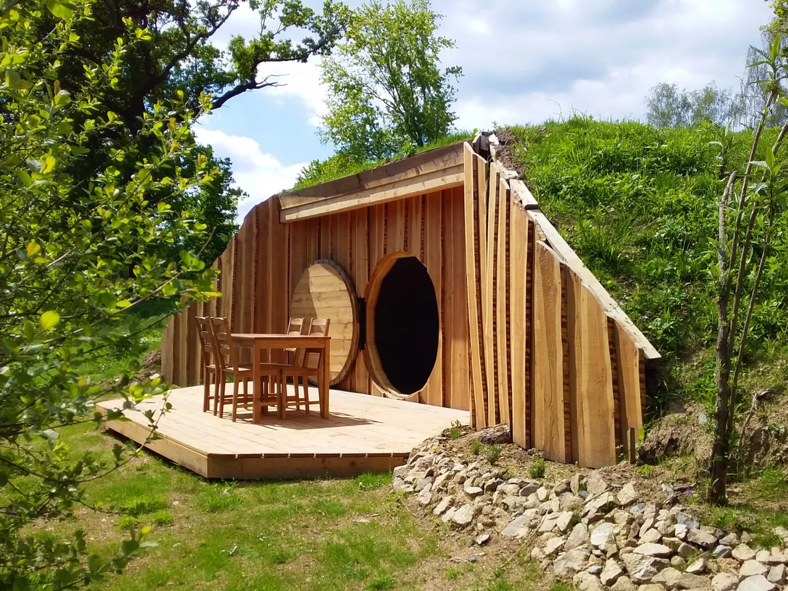 Cabane du Hobbit, cabane au sol à Condat-en-Combraille