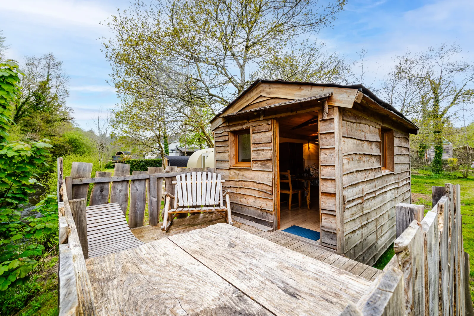 Cabane du Korrigan, cabane sur pilotis à Huelgoat