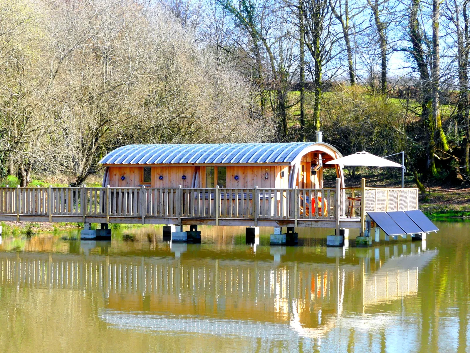 Cabane du Martin Pêcheur, cabane sur l'eau à Saint-Germain-les-Vergnes