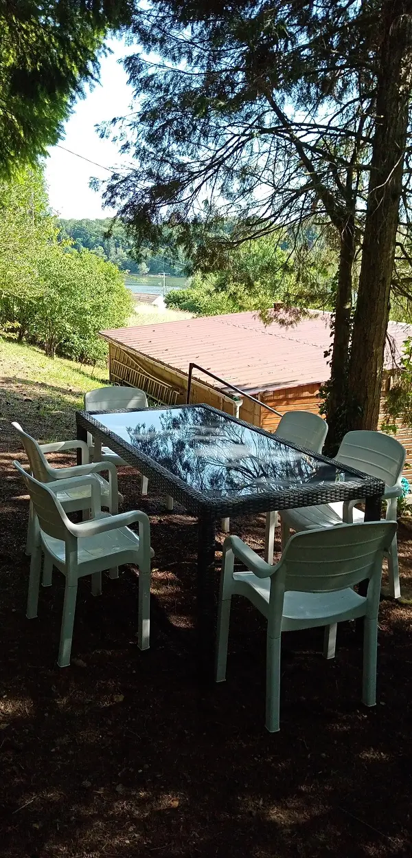 Cabane du pêcheur, cabane au sol à Changey