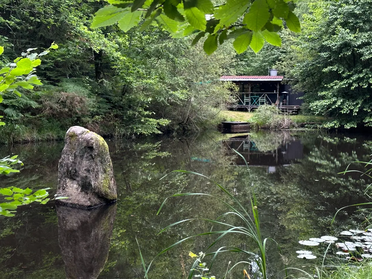 Cabane du Petit Rocher, cabane au sol à Busserolles