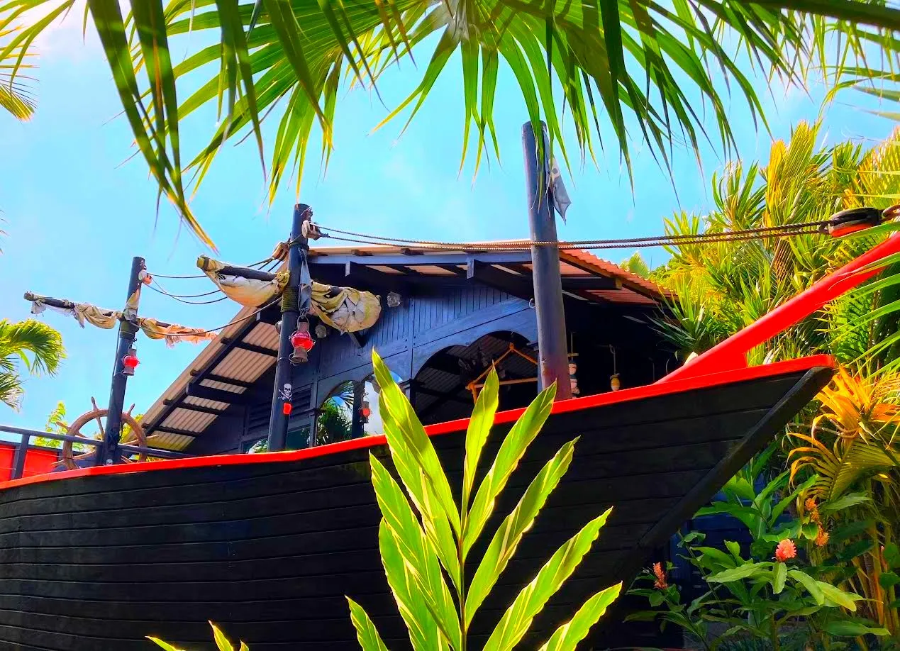 Cabane du Pirate, cabane sur pilotis à Deshaies