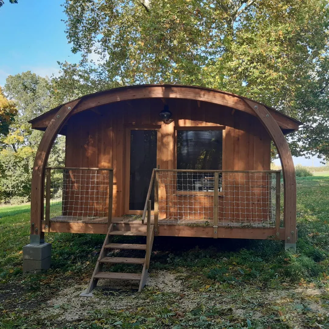 Cabane du Platane, cabane au sol à Charnizay