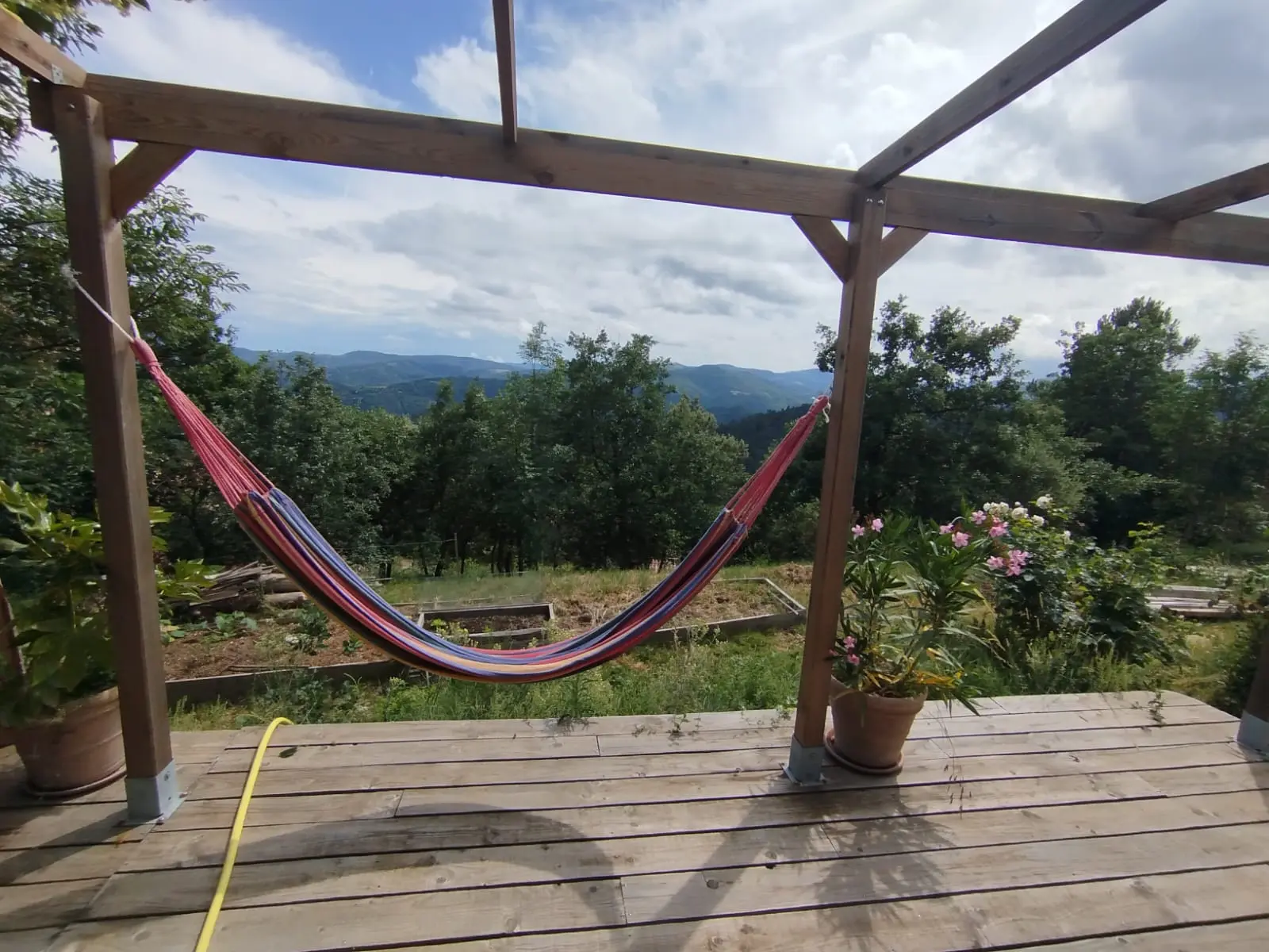 Cabane du rayon vert, cabane au sol à Saint-Michel-de-Chabrillanoux