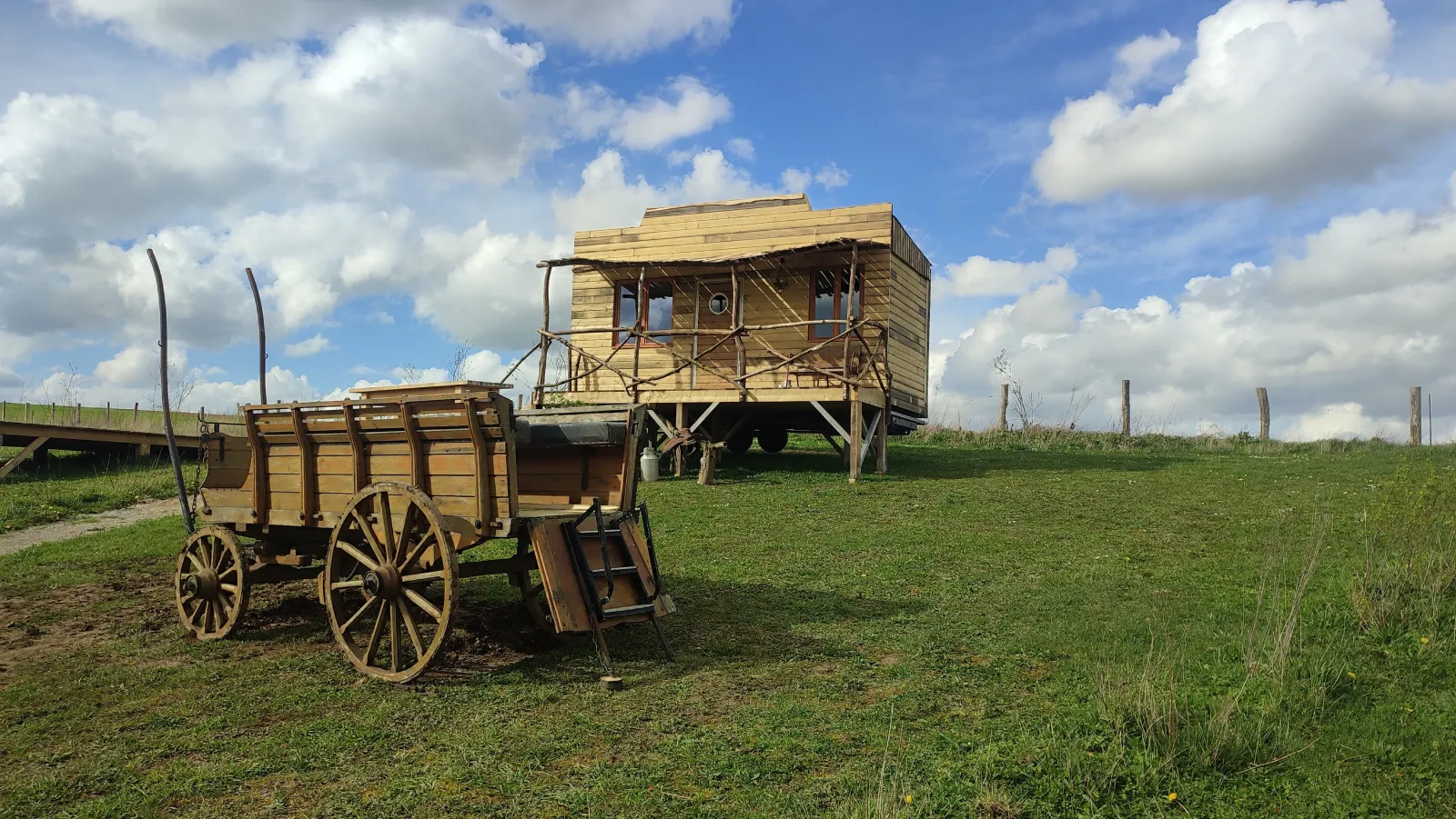Cabane du Shérif, cabane au sol à Lanches-Saint-Hilaire