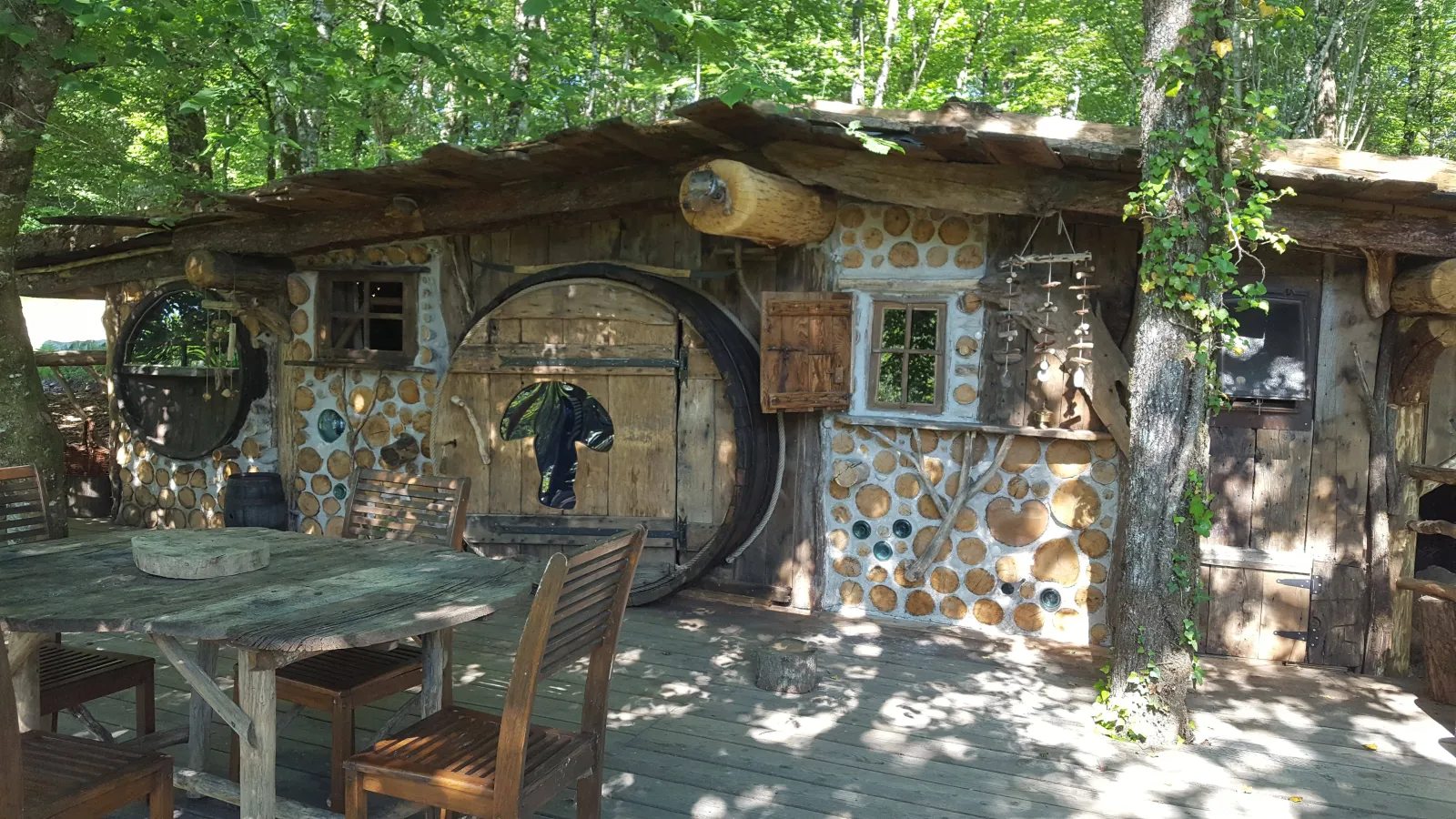 Cabane du Terrier, cabane au sol à Sexcles