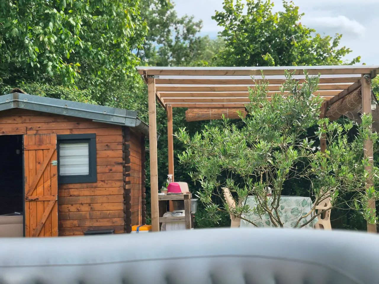 Cabane du verger, cabane au sol à Essertenne-et-Cecey