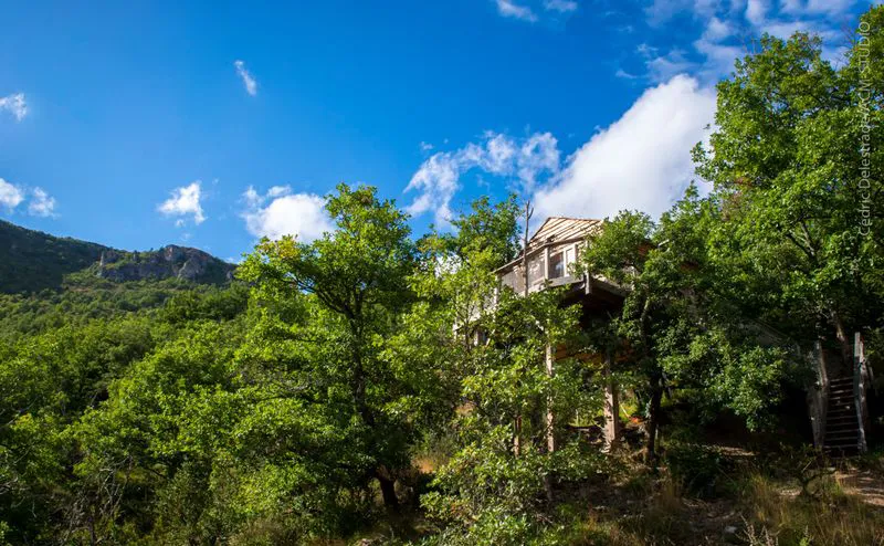 Cabane Écureuil, cabane sur pilotis à Vebron