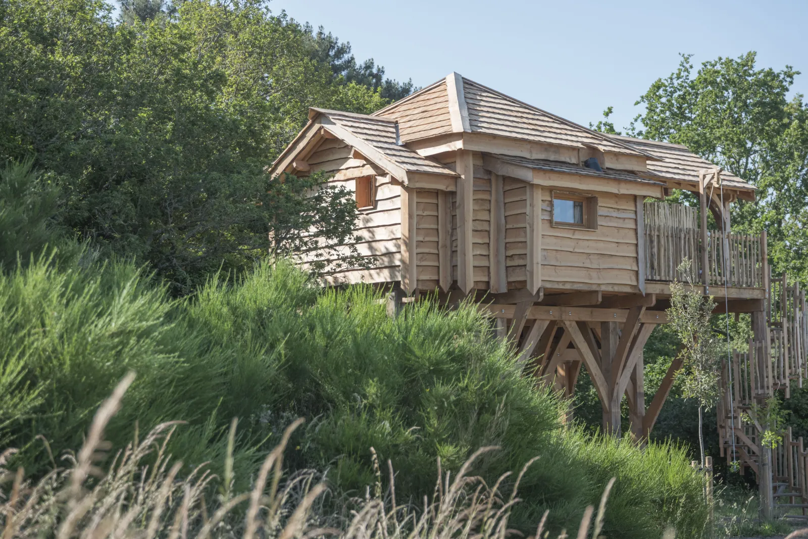Cabane Ehan, cabane sur pilotis à Ploemel