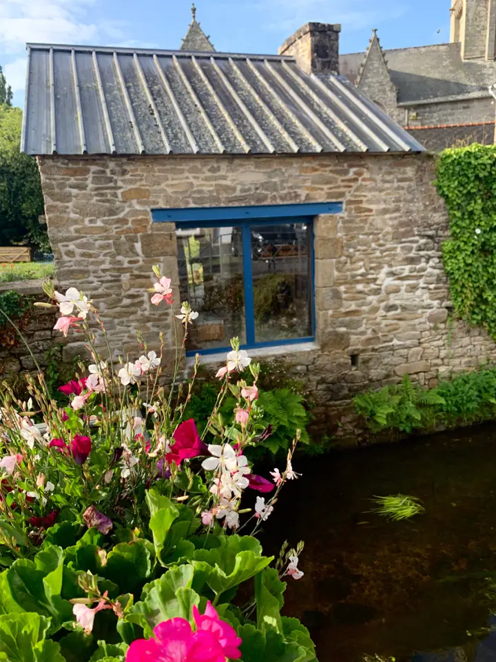 Cabane en Granit, cabane au sol à Loguivy-Plougras
