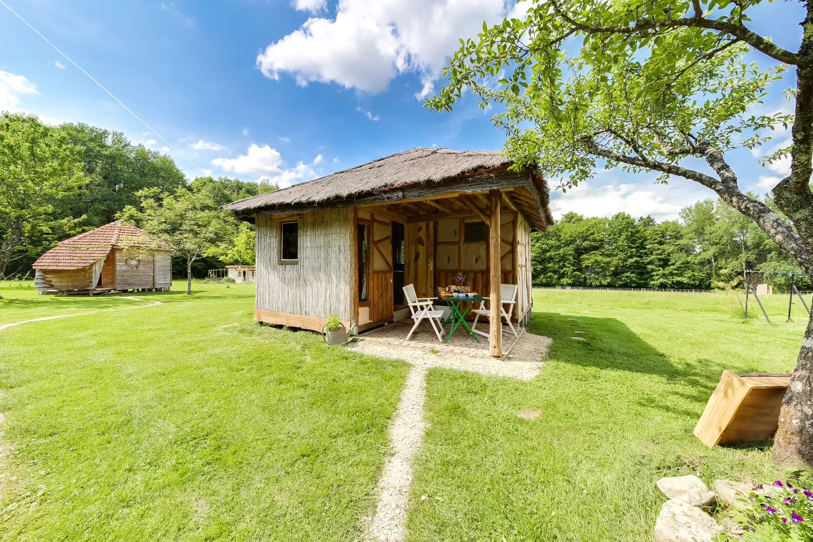 Cabane en Paille du Verbamont, cabane au sol à Claudon