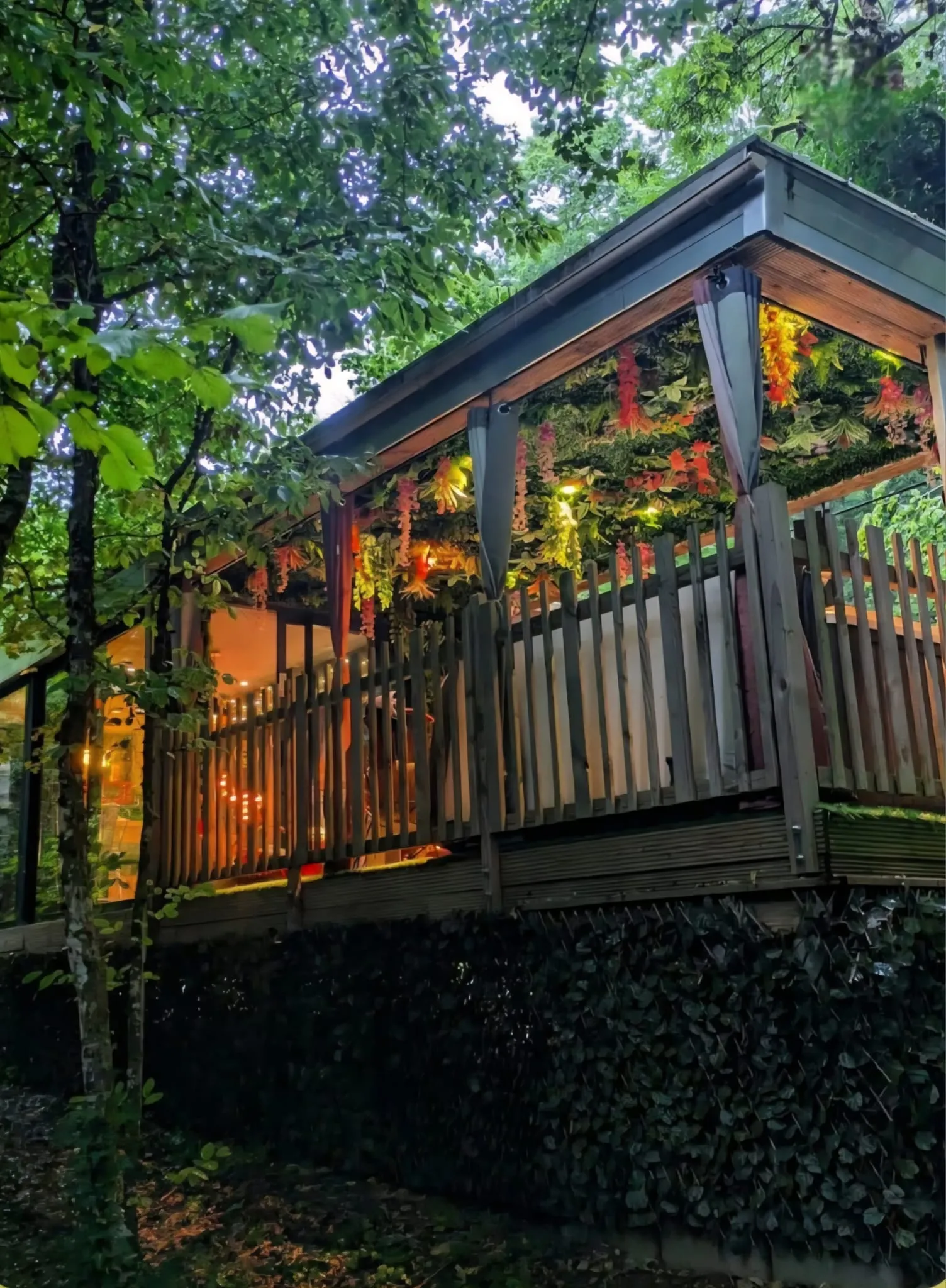 Cabane Enchanteresse, cabane au sol à Illoud