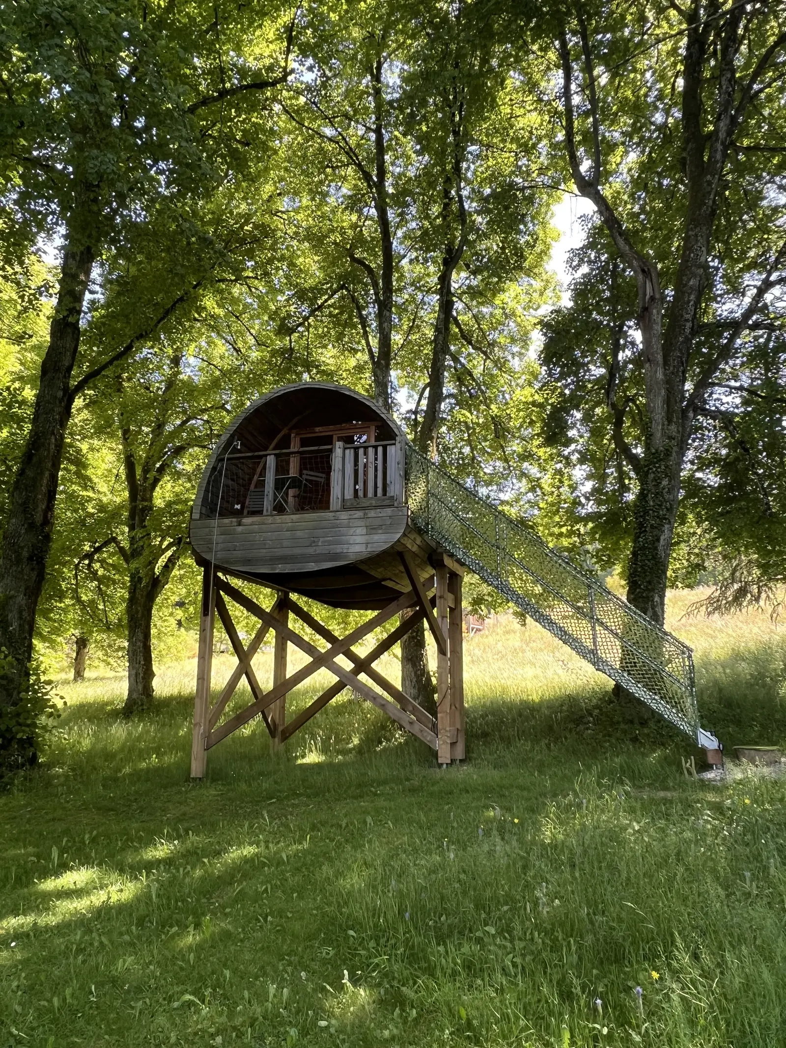 Cabane Escalier de Monchâteau, cabane sur pilotis à Merlas