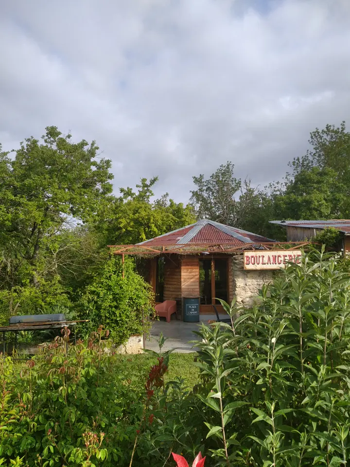 Cabane esprit récup, cabane au sol à Saint-Léonard