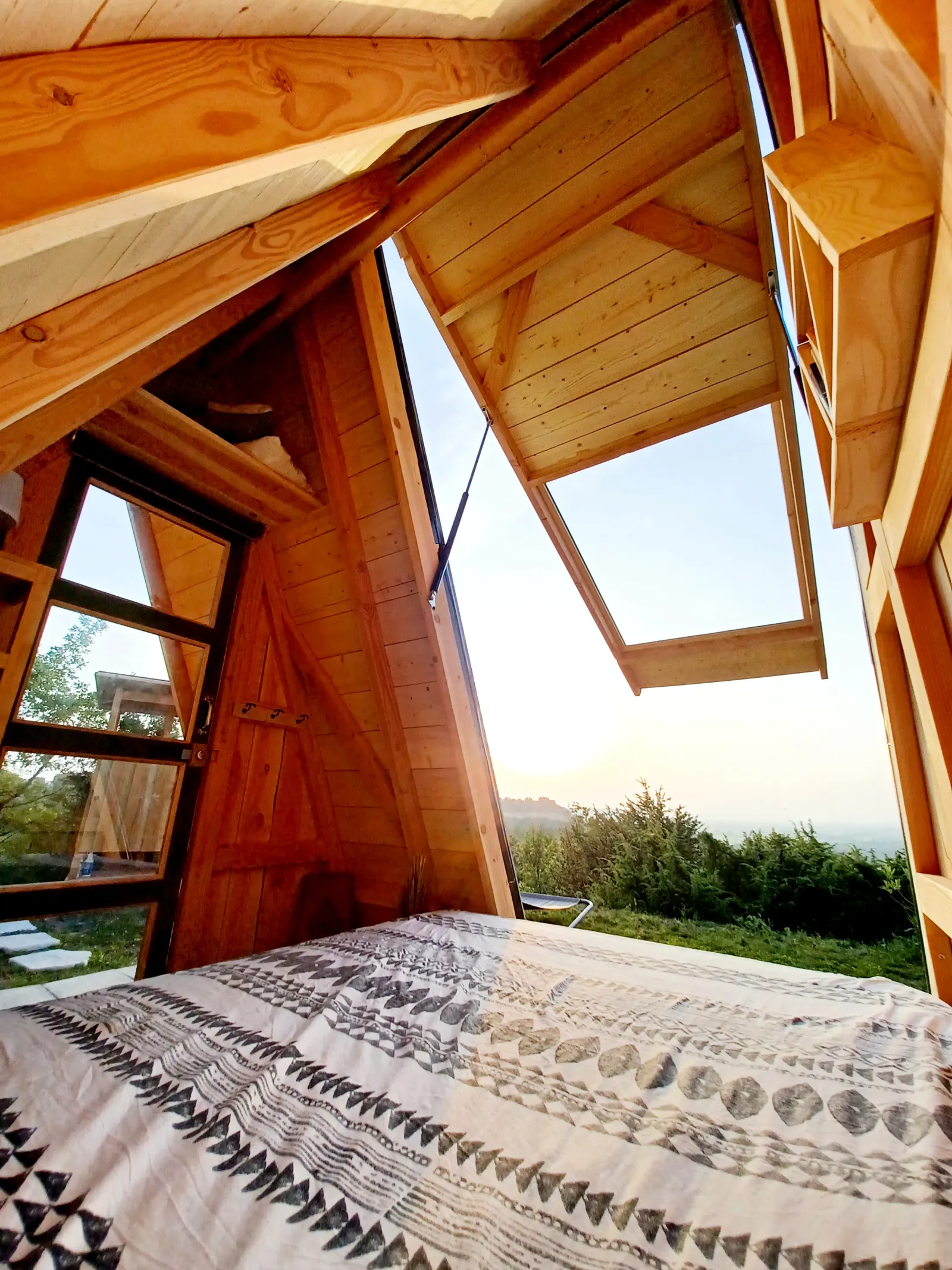Cabane Estelas, cabane au sol à Castelnau-de-Lévis