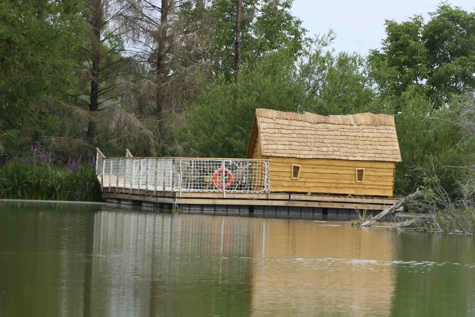 Cabane flottante du ponton, cabane sur l'eau à Givrauval