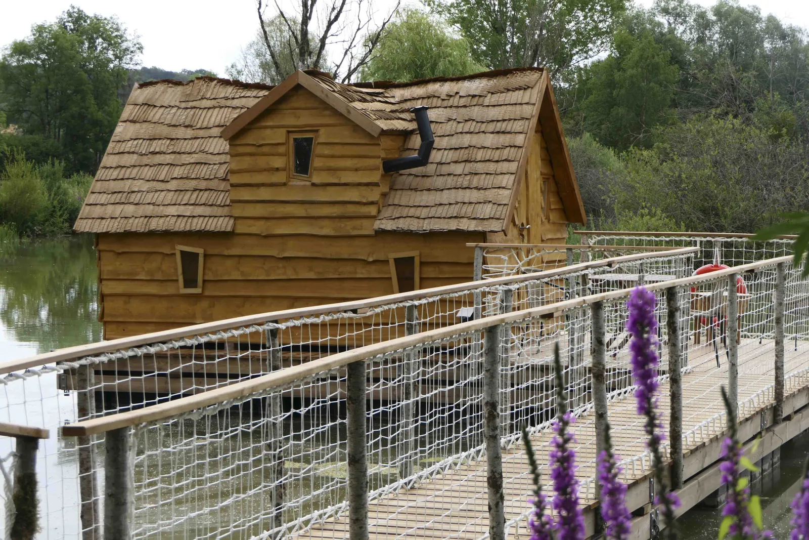 Cabane flottante du ponton à Givrauval, photo 2