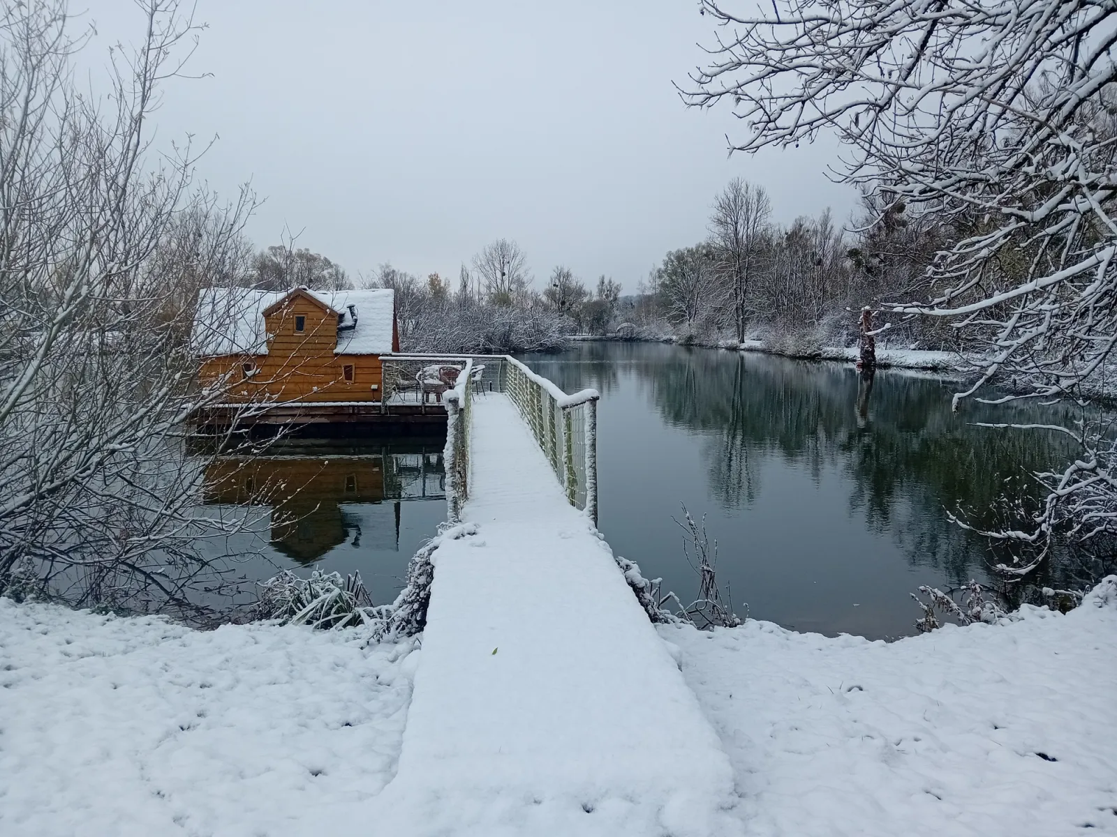 Cabane flottante du ponton à Givrauval, photo 5