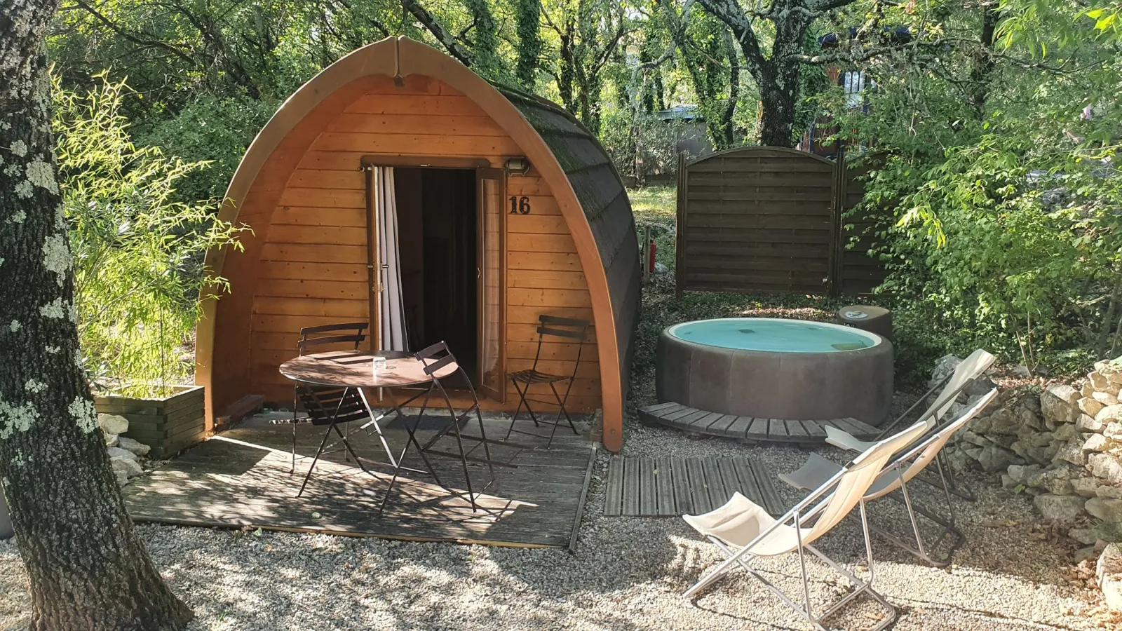 Cabane forestière, cabane au sol à Vogüé