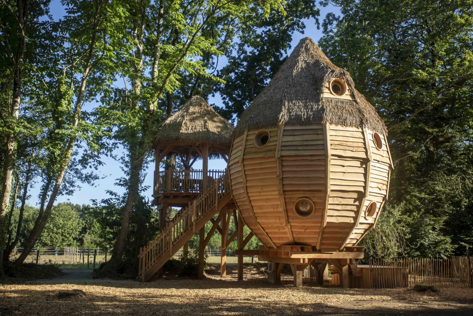 Cabane Glasgow, cabane sur pilotis à Pleyber-Christ