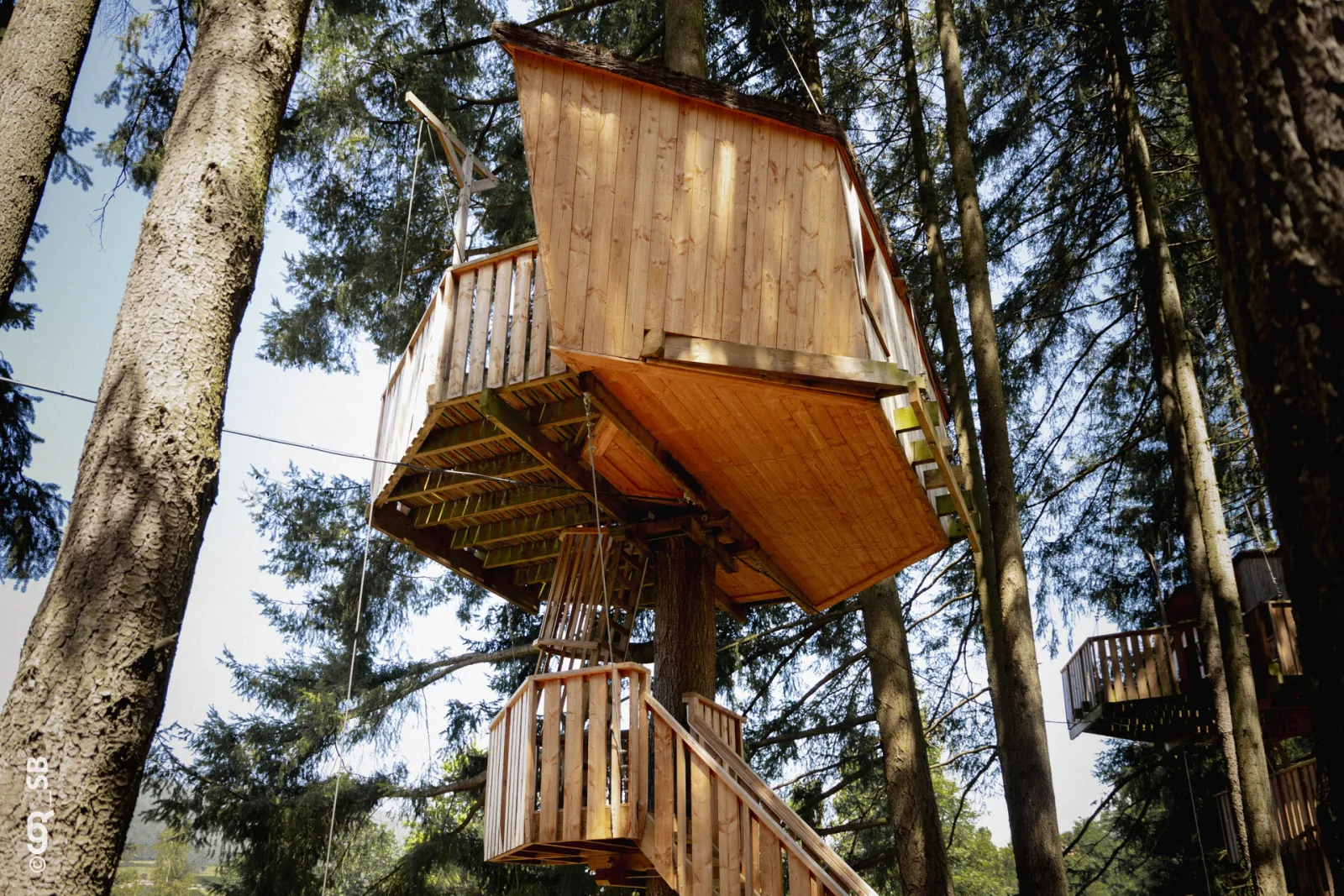 Cabane Hirondelle, cabane dans les arbres à Cublize