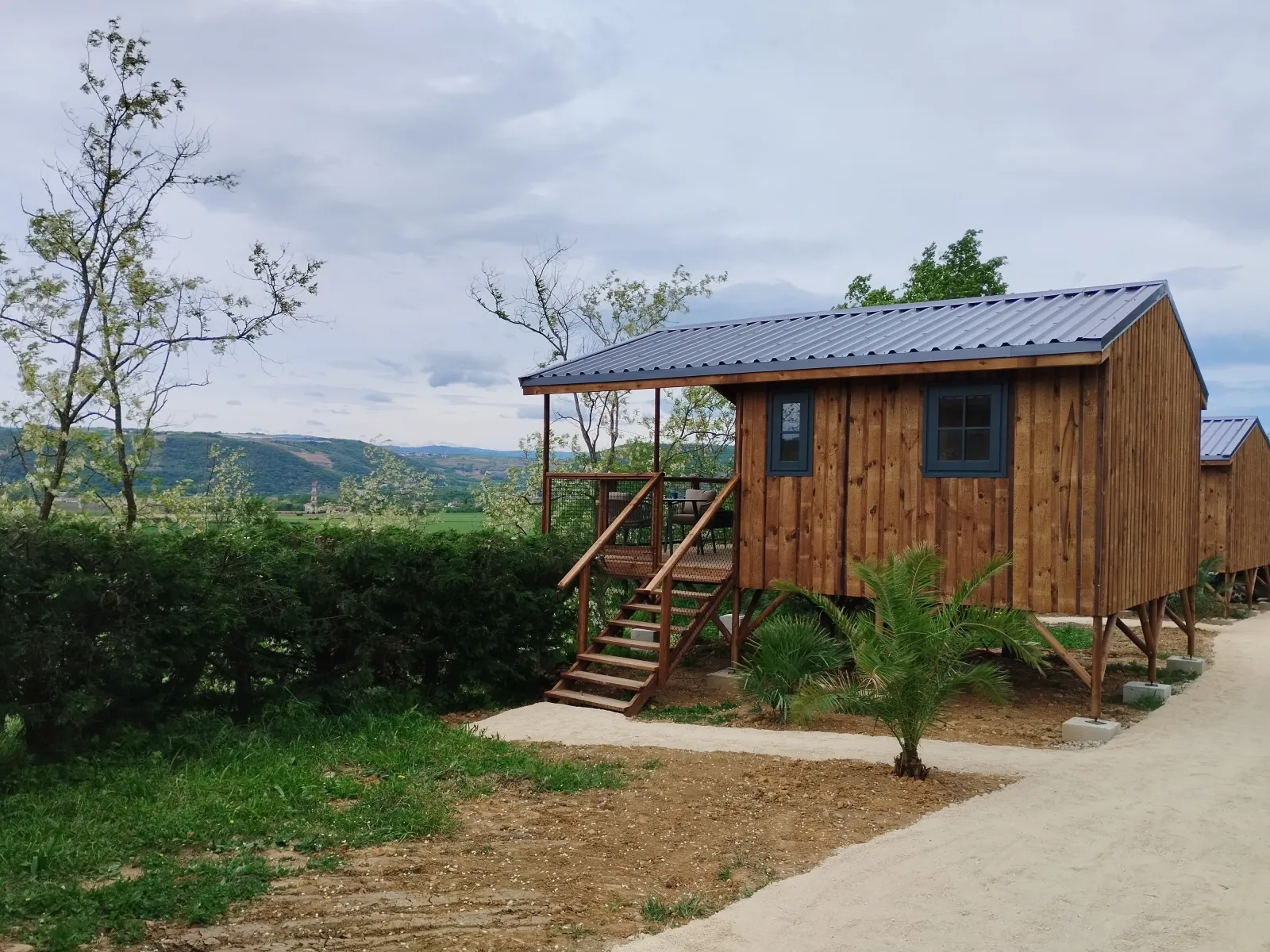 Cabane hôtelière du golf, cabane sur pilotis à Albon