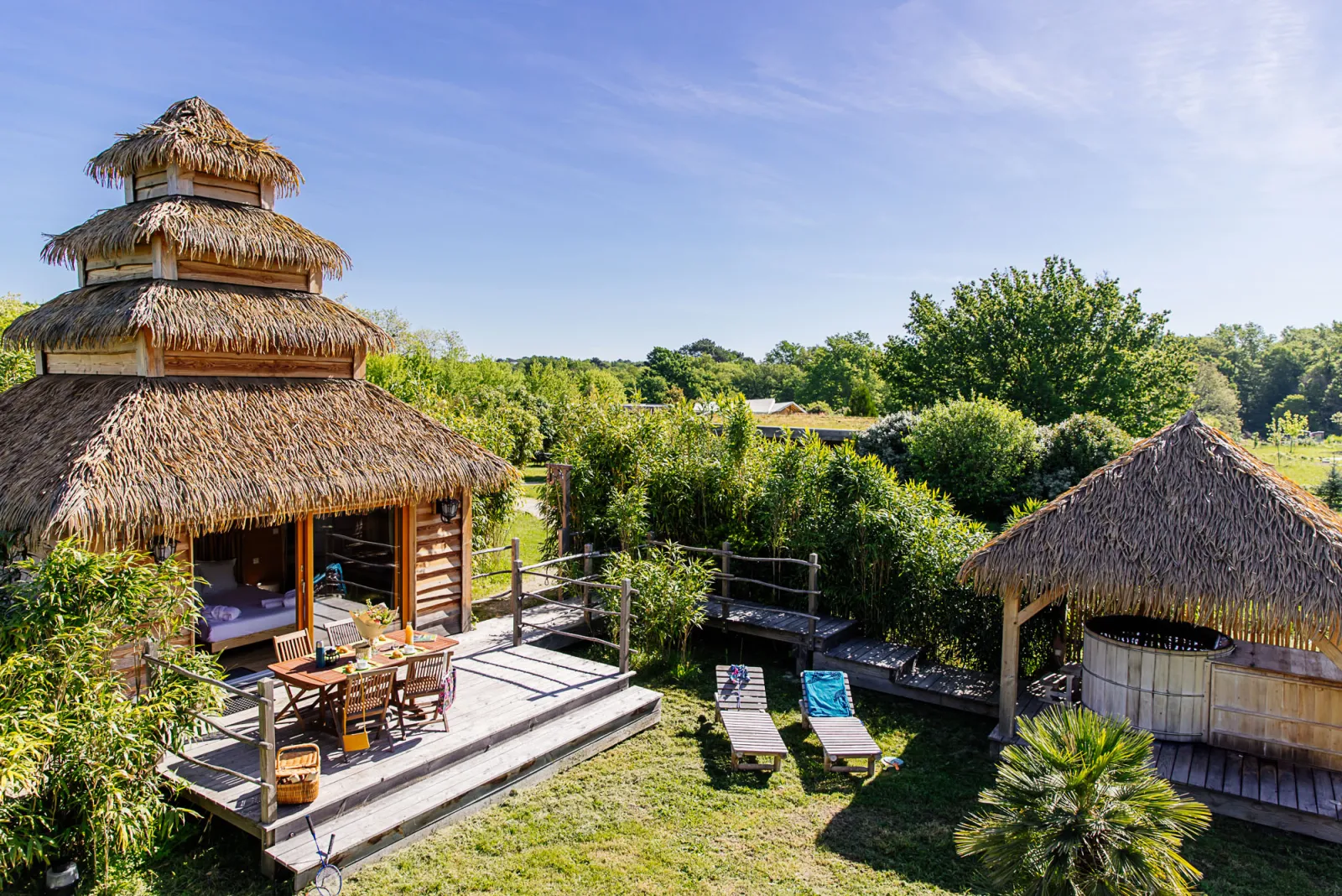Cabane Indonésienne, cabane au sol à Le Nizan