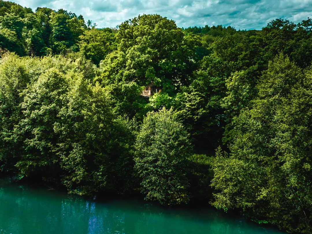 Cabane Infinie, cabane dans les arbres à Chassey-lès-Montbozon