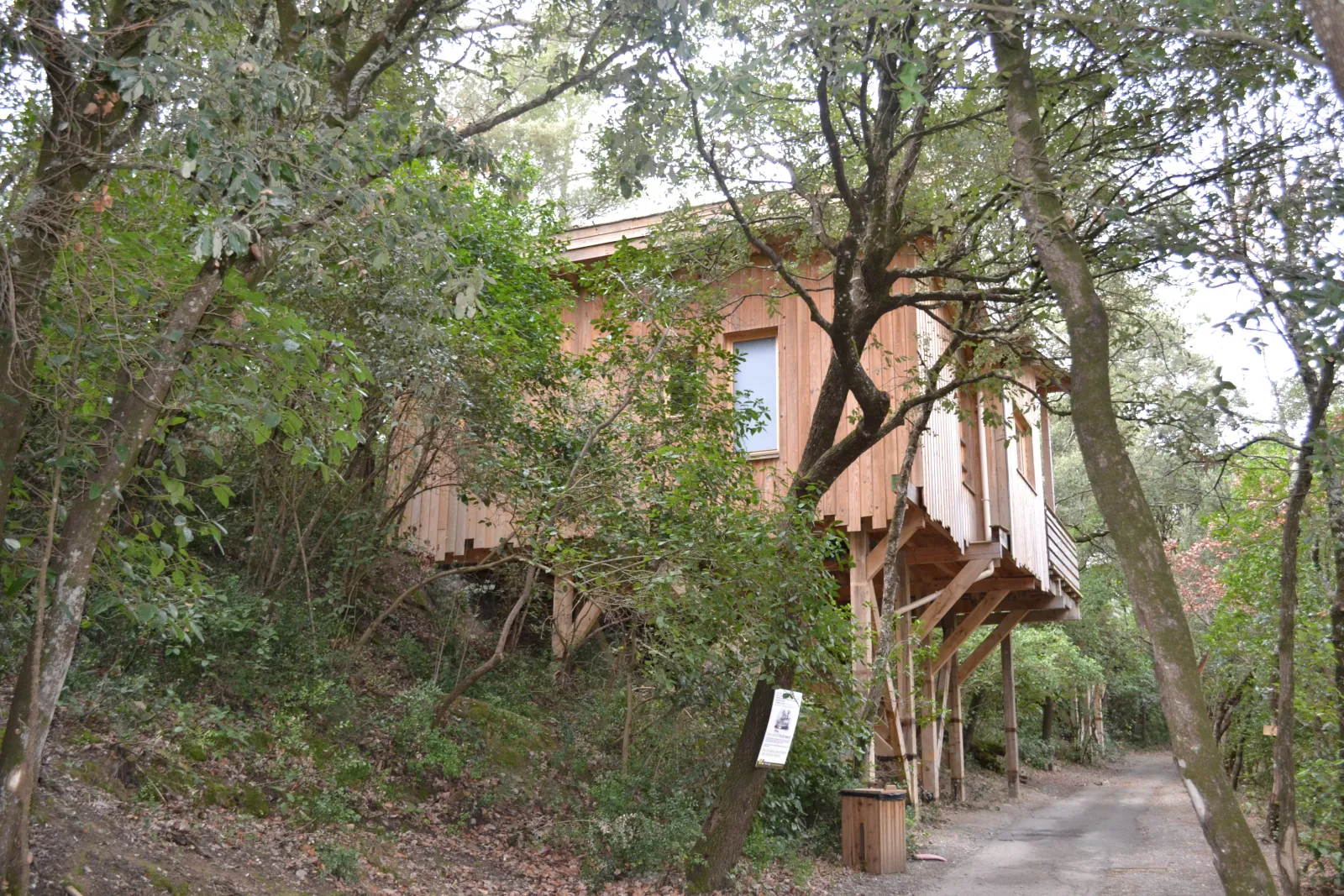Cabane Isba, cabane sur pilotis à Villalier